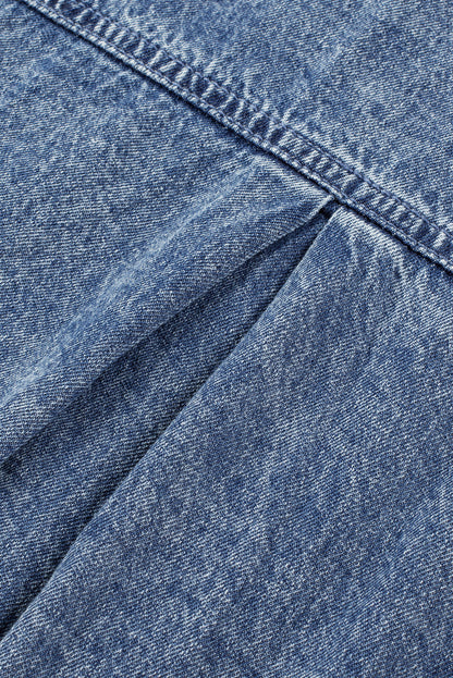 Chique blauwe minerale denimjurk met omgeslagen mouwen en trendy gerafelde zoom