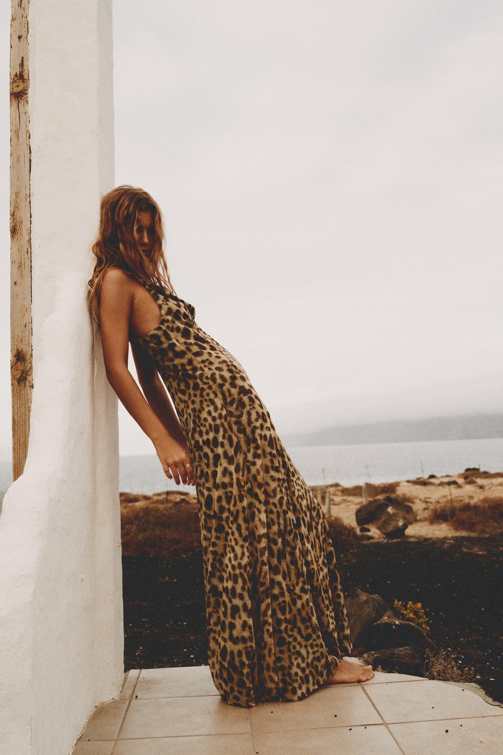 Leopard Print Cowl Neck Maxi Dress | Leopard | Satin Blend | Bold and Stylish - ZyraLux Kleding en accessoires