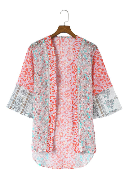 Witte kimono met bloemenprint en open voorkant en klokvormige mouwen