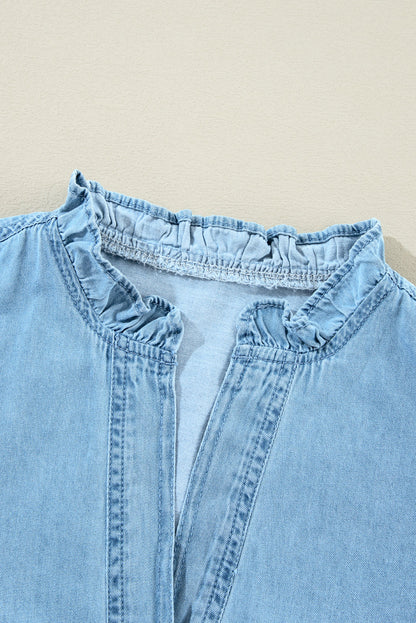 Charmante gerimpelde V-hals denim jurk met knoopdetails