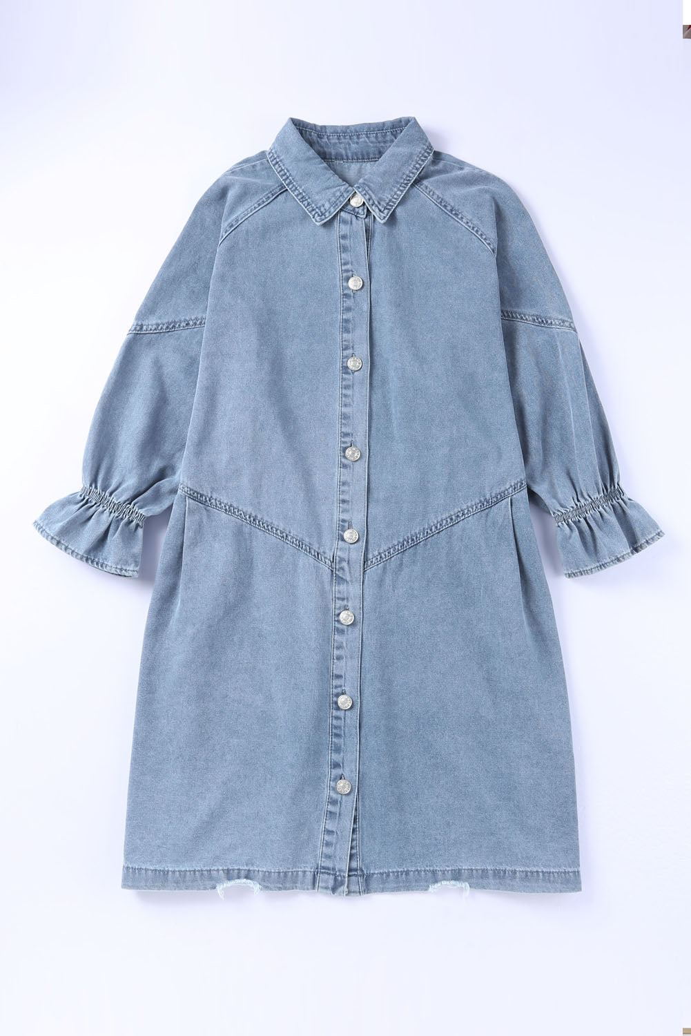 Chique hemelsblauwe denim mini-jurk met lange mouwen met knopen