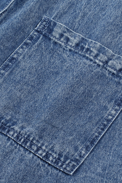 Chique blauwe minerale denimjurk met omgeslagen mouwen en trendy gerafelde zoom