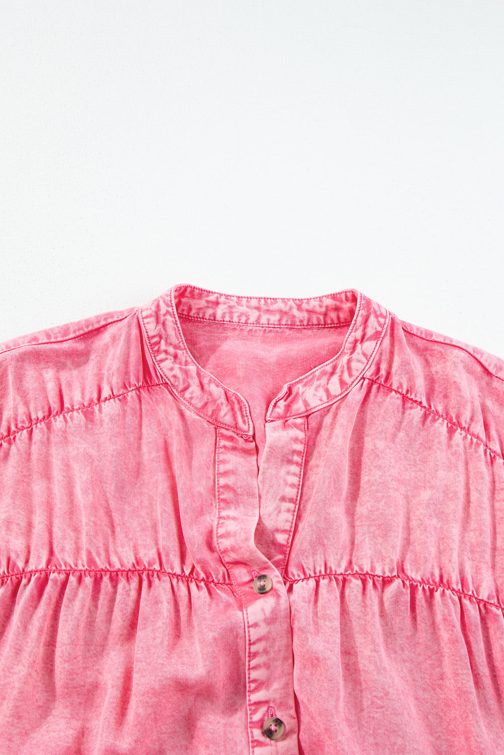 Chique roze geplooide denim mini-jurk met korte mouwen en knoopdetail