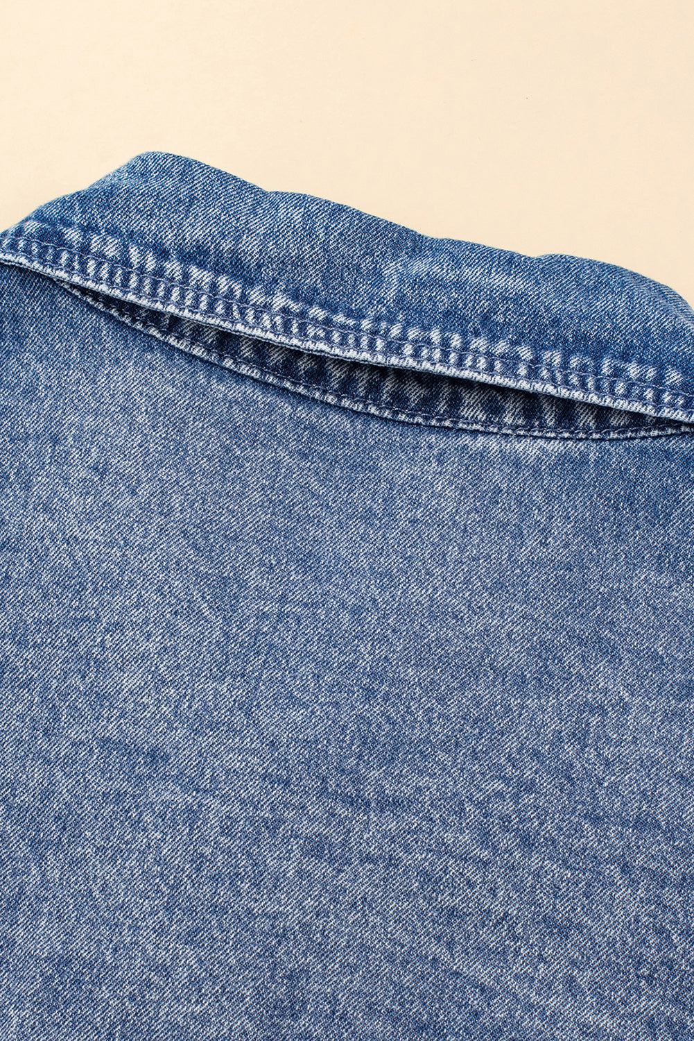 Chique blauwe minerale denimjurk met omgeslagen mouwen en trendy gerafelde zoom