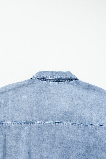 Chique hemelsblauwe acid wash V-hals gelaagde denimjurk voor moeiteloze stijl