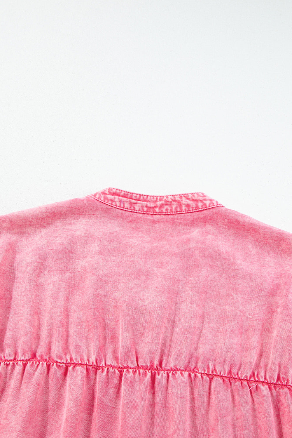 Chique roze geplooide denim mini-jurk met korte mouwen en knoopdetail