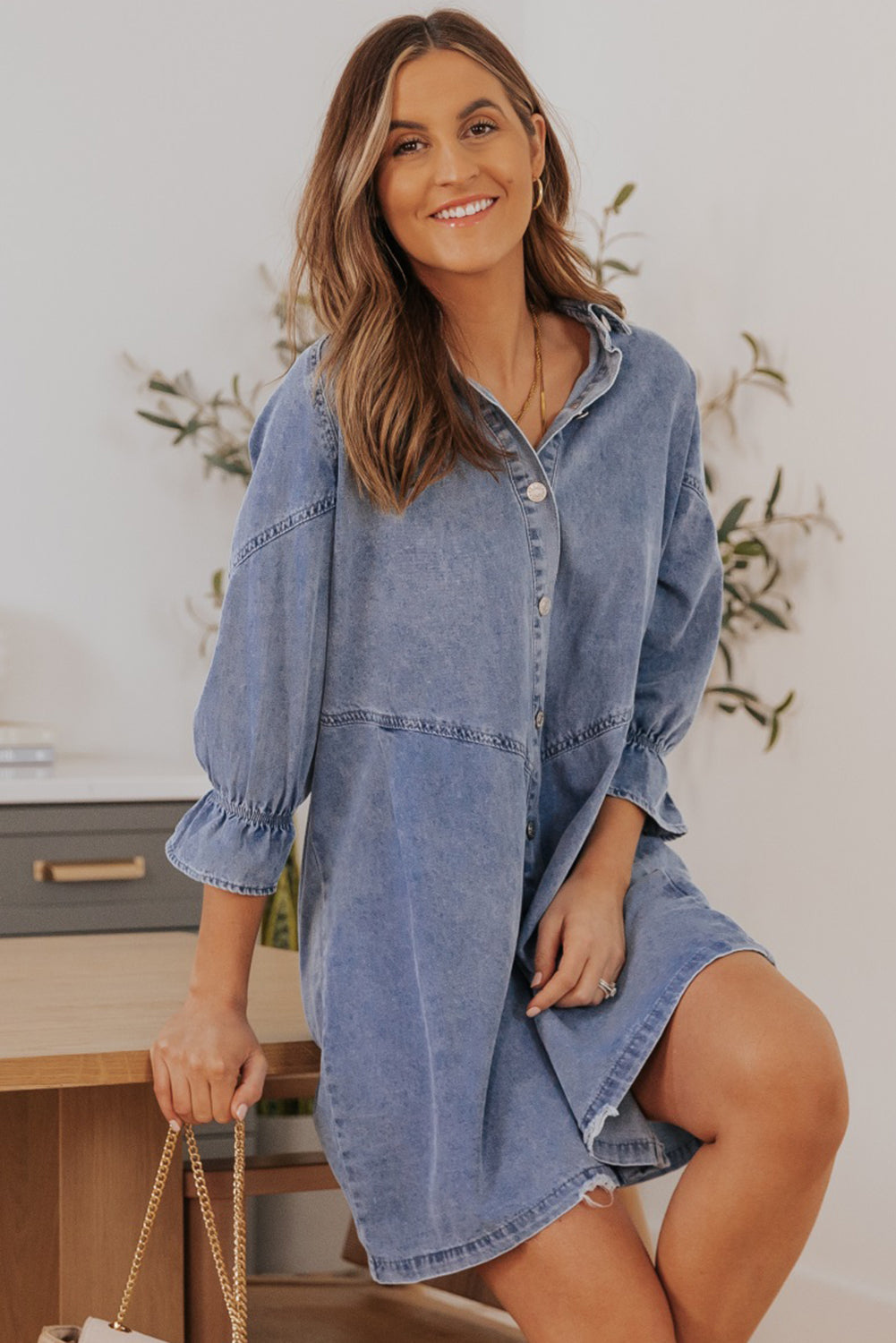 Chique hemelsblauwe denim mini-jurk met lange mouwen met knopen