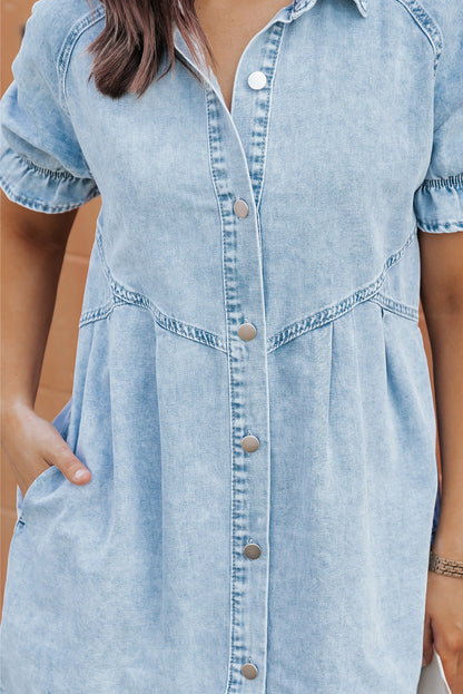 Charmante Beau Blue Mineral Wash Denim Jurk met Geplooide Korte Mouwen en Knoopdetail