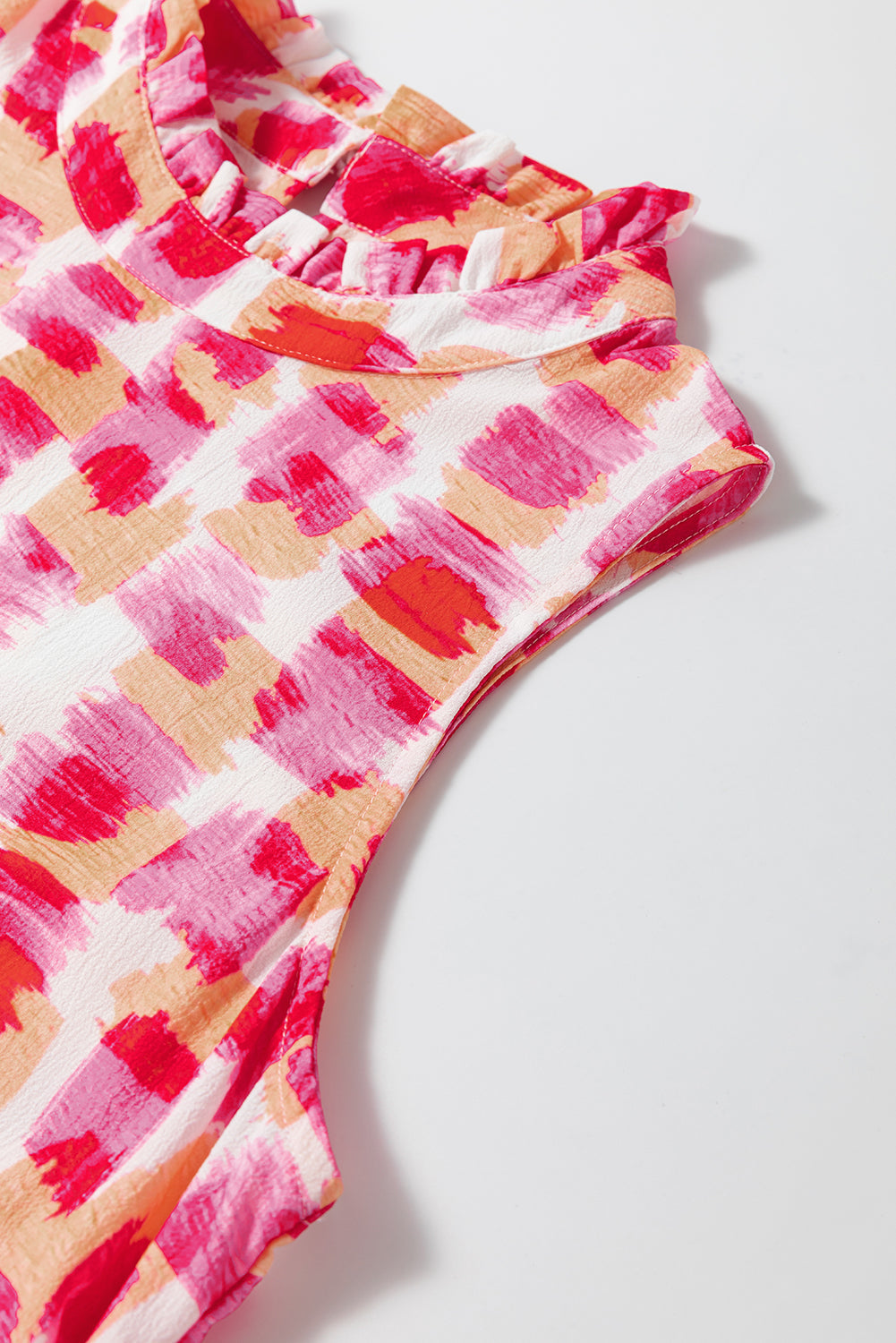 Chique roze abstracte print mouwloze mini-jurk met flirterige volanthalslijn