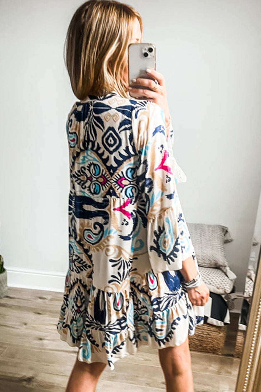 Chique witte tribal print mini-jurk met geknoopte mouwen