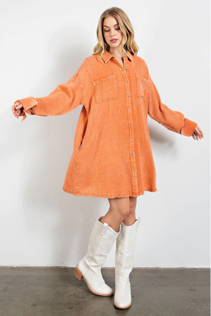 Chique oversized oranje gekreukelde overhemdjurk met twee borstzakken