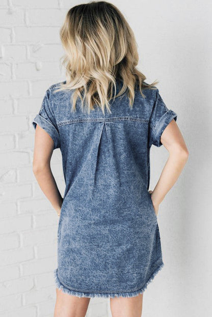 Chique blauwe minerale denimjurk met omgeslagen mouwen en trendy gerafelde zoom