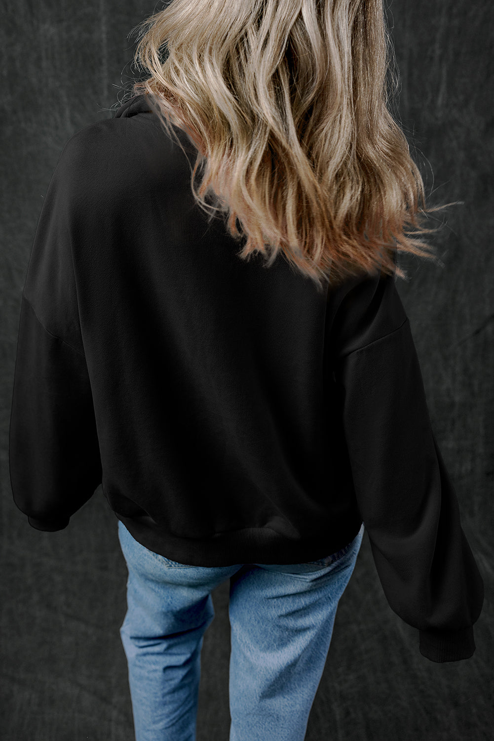 Chique zwarte sweatshirt met rits, opstaande hals en comfortabele kangoeroezak