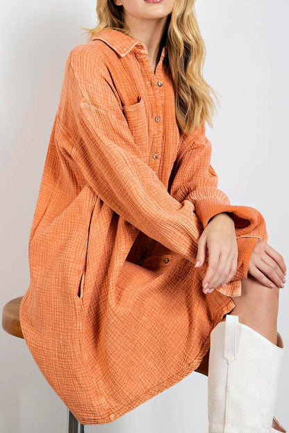 Chique oversized oranje gekreukelde overhemdjurk met twee borstzakken