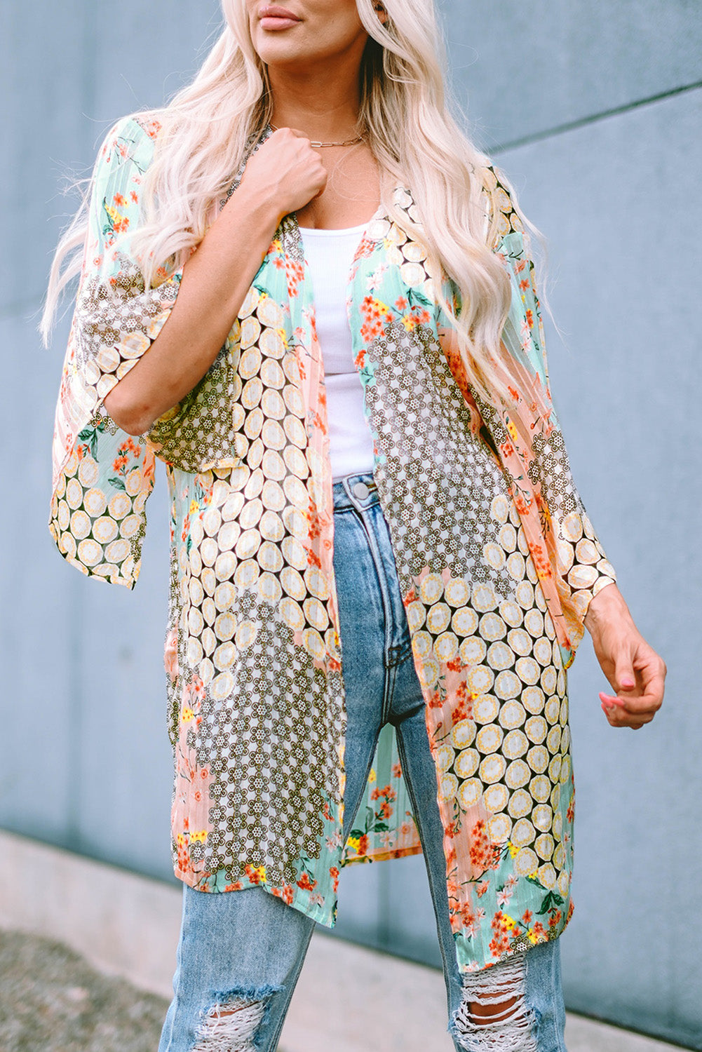 Kimono met meerdere kleuren bloemenprint en open, doorschijnende, glanzende stof