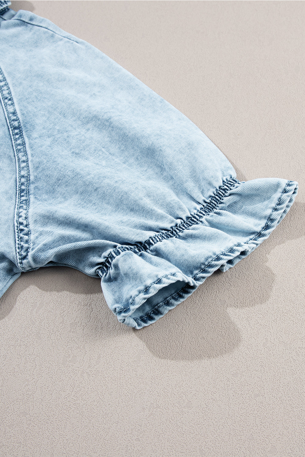 Charmante Beau Blue Mineral Wash Denim Jurk met Geplooide Korte Mouwen en Knoopdetail