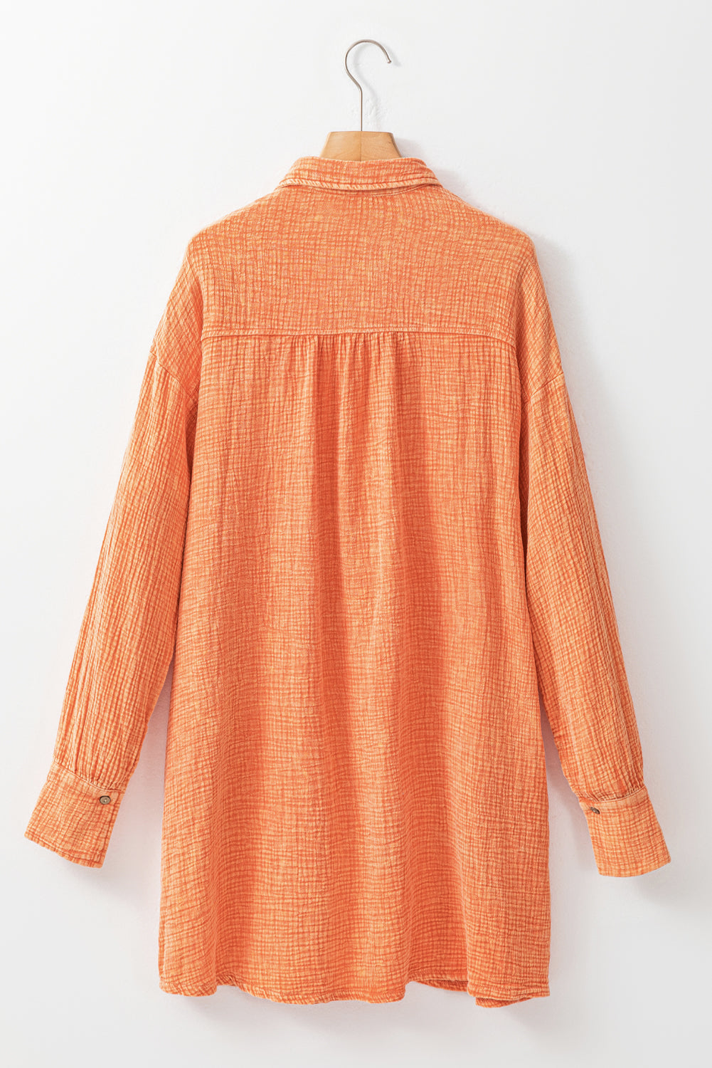 Chique oversized oranje gekreukelde overhemdjurk met twee borstzakken