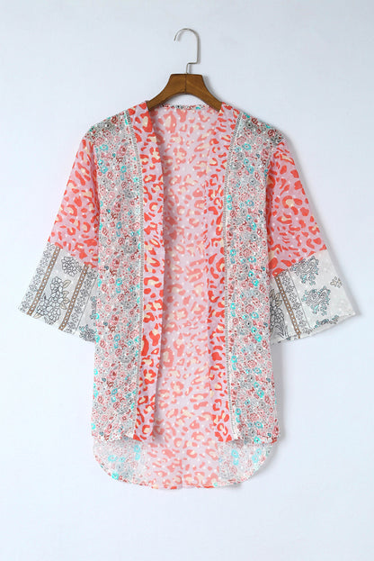 Witte kimono met bloemenprint en open voorkant en klokvormige mouwen