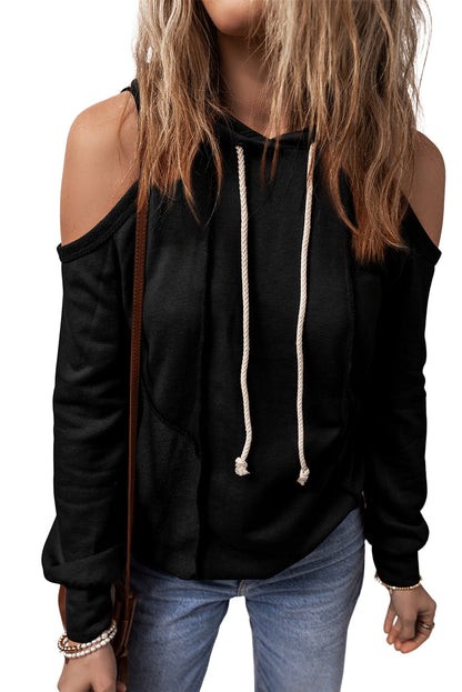 Chique zwarte cold shoulder hoodie met zichtbare naden en verstelbaar trekkoord