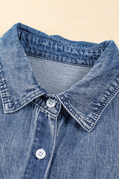 Chique blauwe minerale denimjurk met omgeslagen mouwen en trendy gerafelde zoom