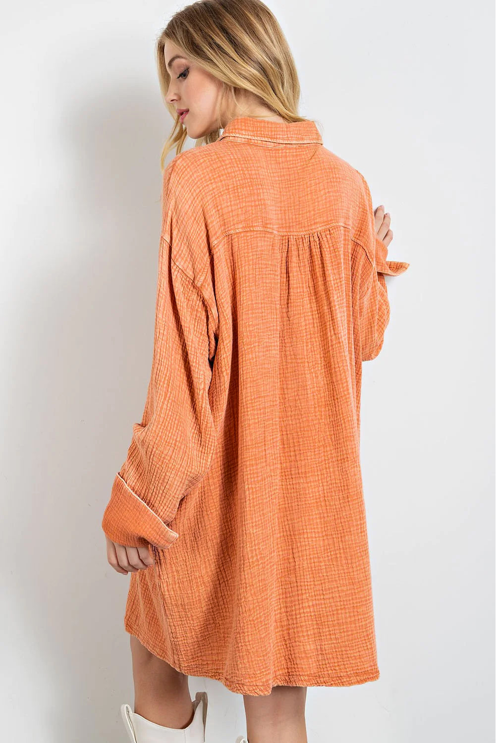 Chique oversized oranje gekreukelde overhemdjurk met twee borstzakken