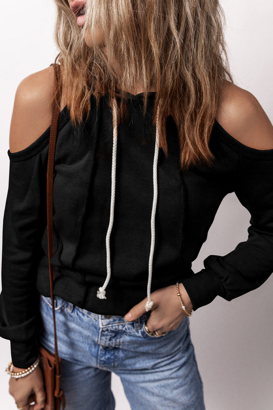 Chique zwarte cold shoulder hoodie met zichtbare naden en verstelbaar trekkoord