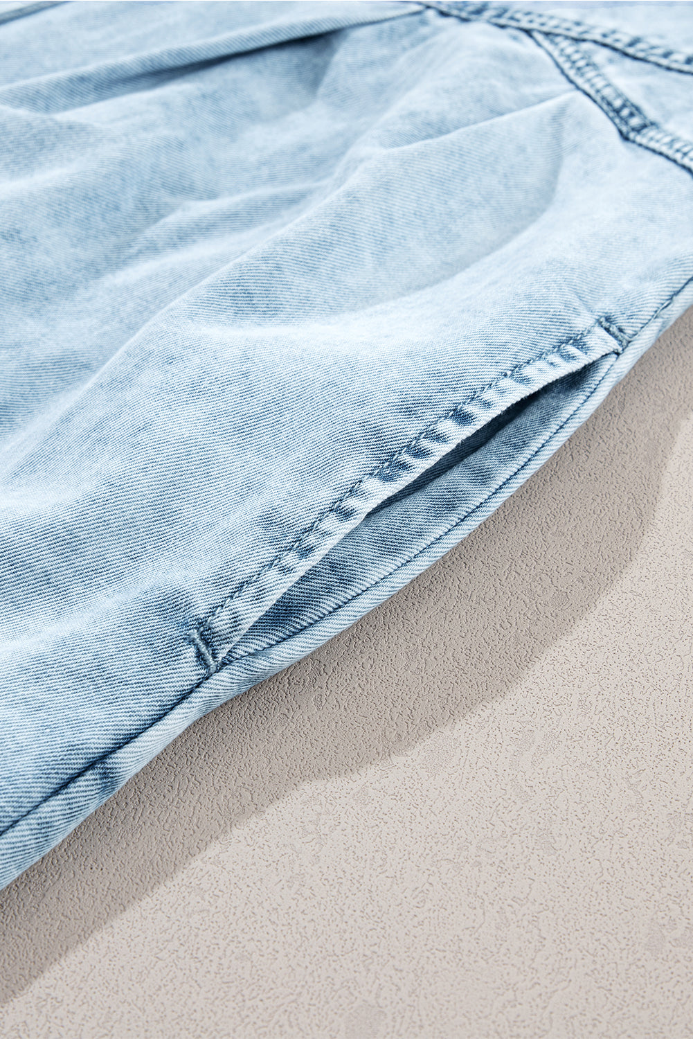 Charmante Beau Blue Mineral Wash Denim Jurk met Geplooide Korte Mouwen en Knoopdetail