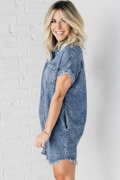 Chique blauwe minerale denimjurk met omgeslagen mouwen en trendy gerafelde zoom