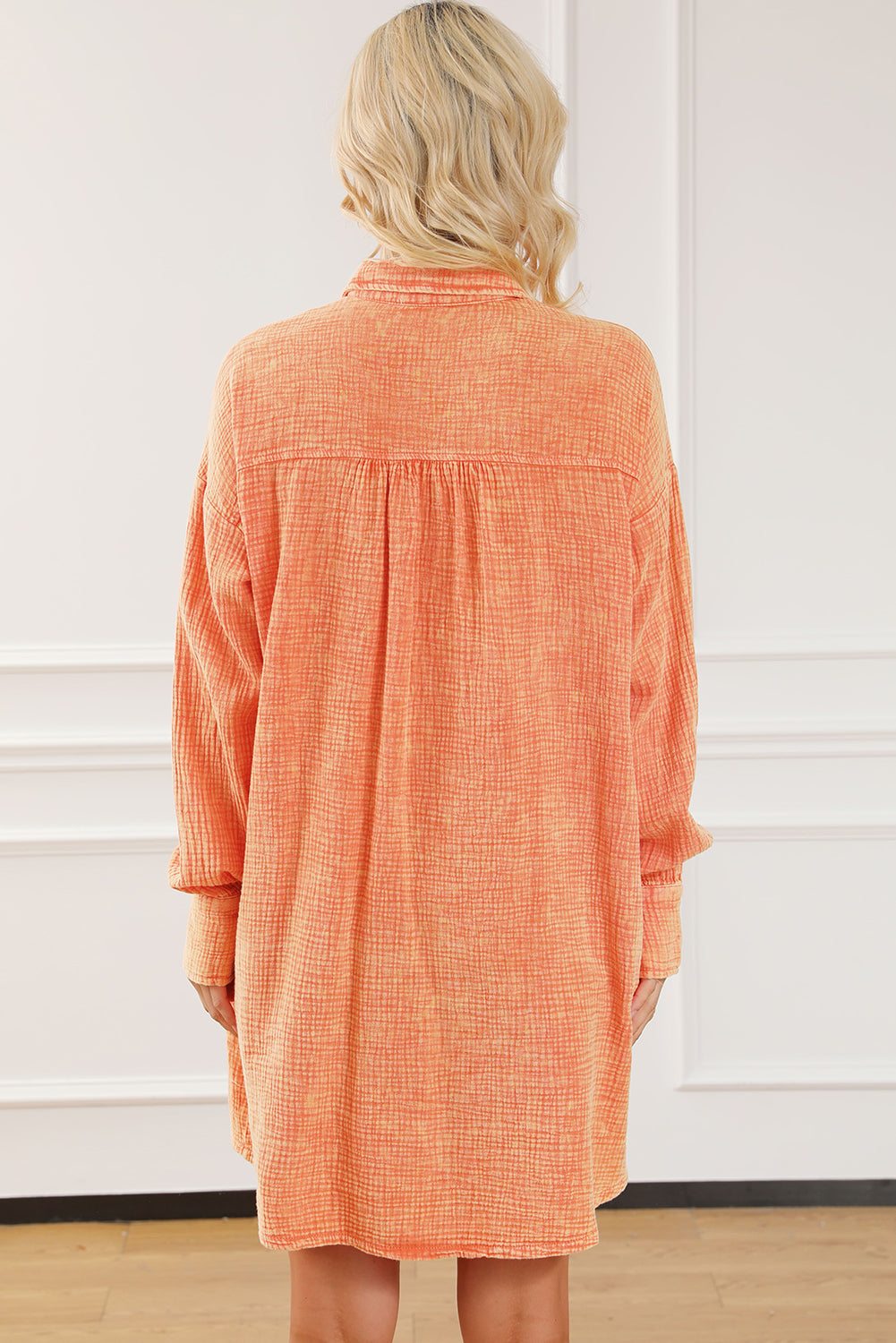 Chique oversized oranje gekreukelde overhemdjurk met twee borstzakken