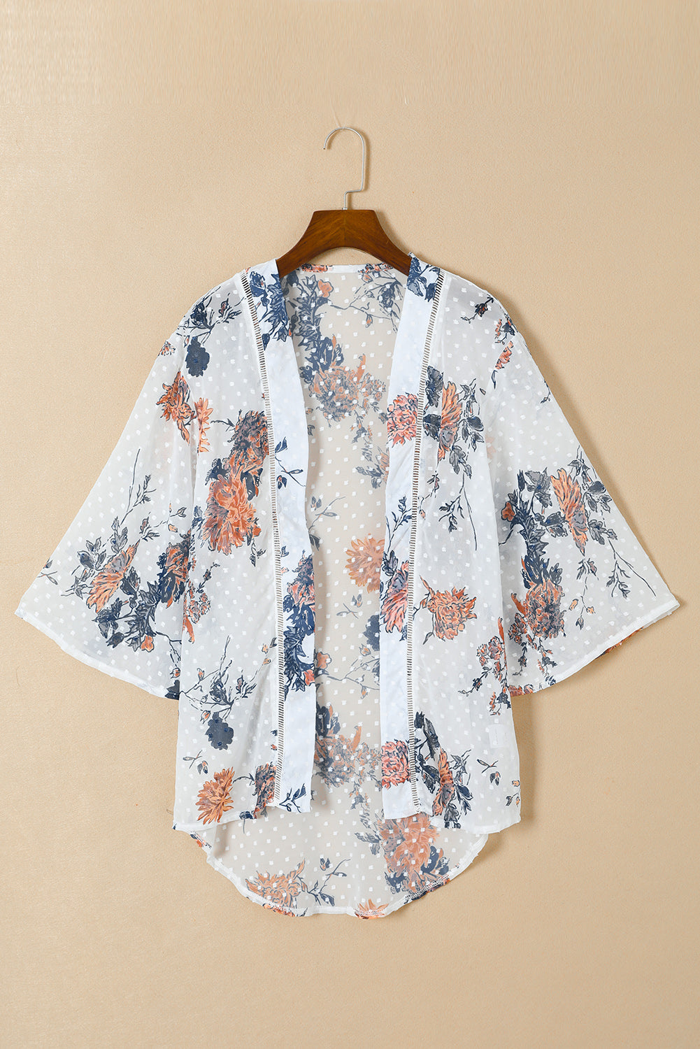 Witte kimono met bloemenprint en open voorkant en klokvormige mouwen