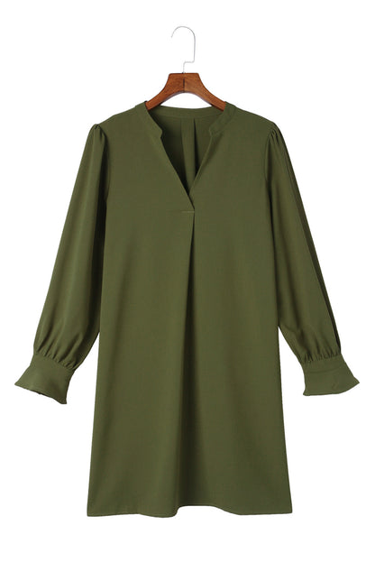 Chique groene V-hals shirtjurk met flirterige geplooide mouwen