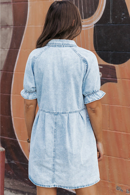 Charmante Beau Blue Mineral Wash Denim Jurk met Geplooide Korte Mouwen en Knoopdetail