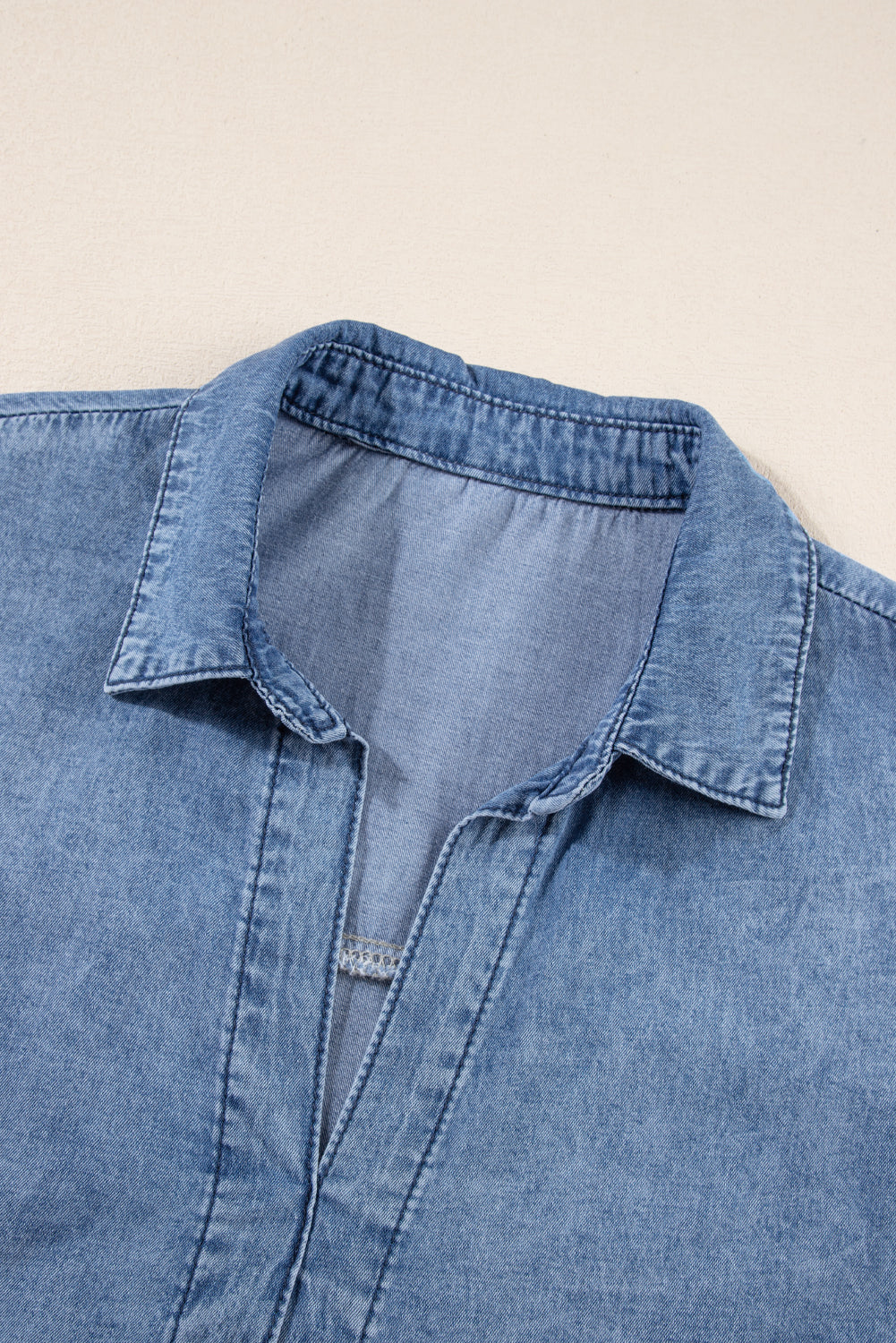 Chique hemelsblauwe acid wash V-hals gelaagde denimjurk voor moeiteloze stijl