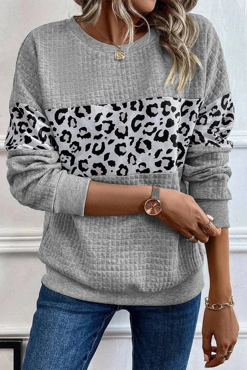 Chique luipaardprint sweatshirt met lange mouwen en comfortabele ronde hals