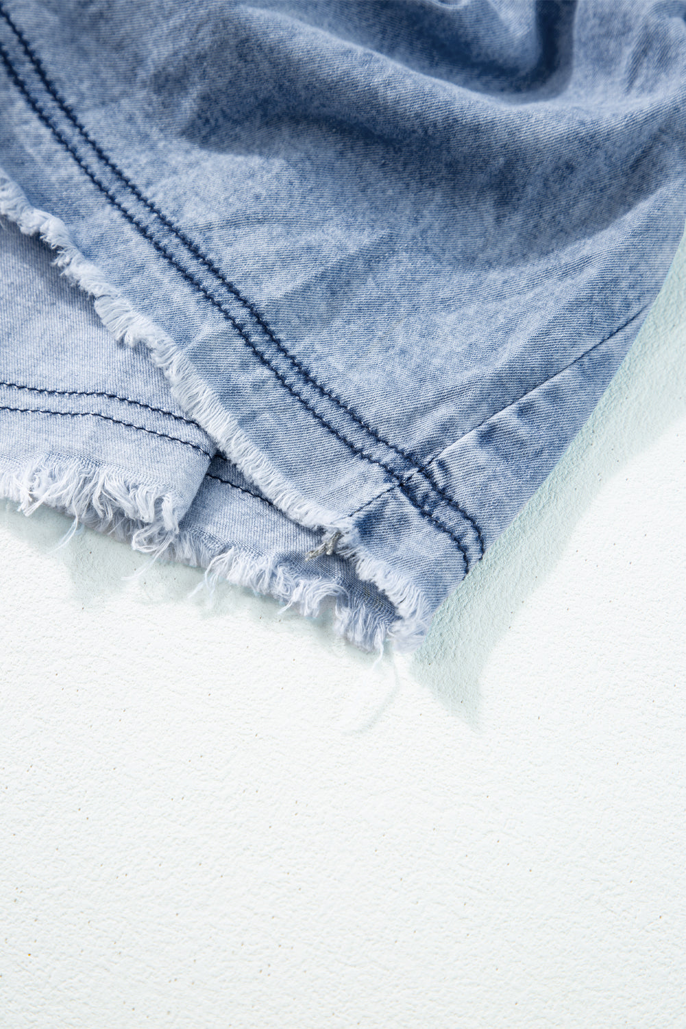 Chique hemelsblauwe acid wash V-hals gelaagde denimjurk voor moeiteloze stijl