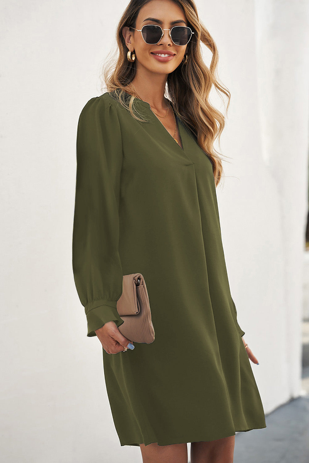 Chique groene V-hals shirtjurk met flirterige geplooide mouwen