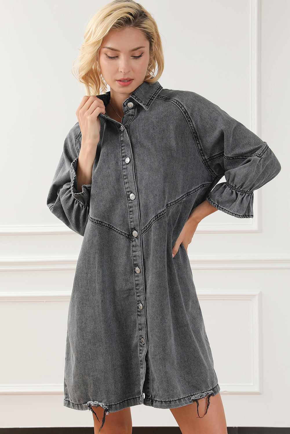 Chique hemelsblauwe denim mini-jurk met lange mouwen met knopen