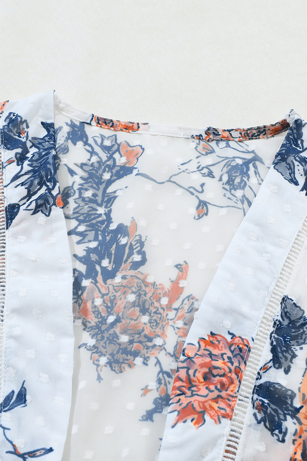 Witte kimono met bloemenprint en open voorkant en klokvormige mouwen