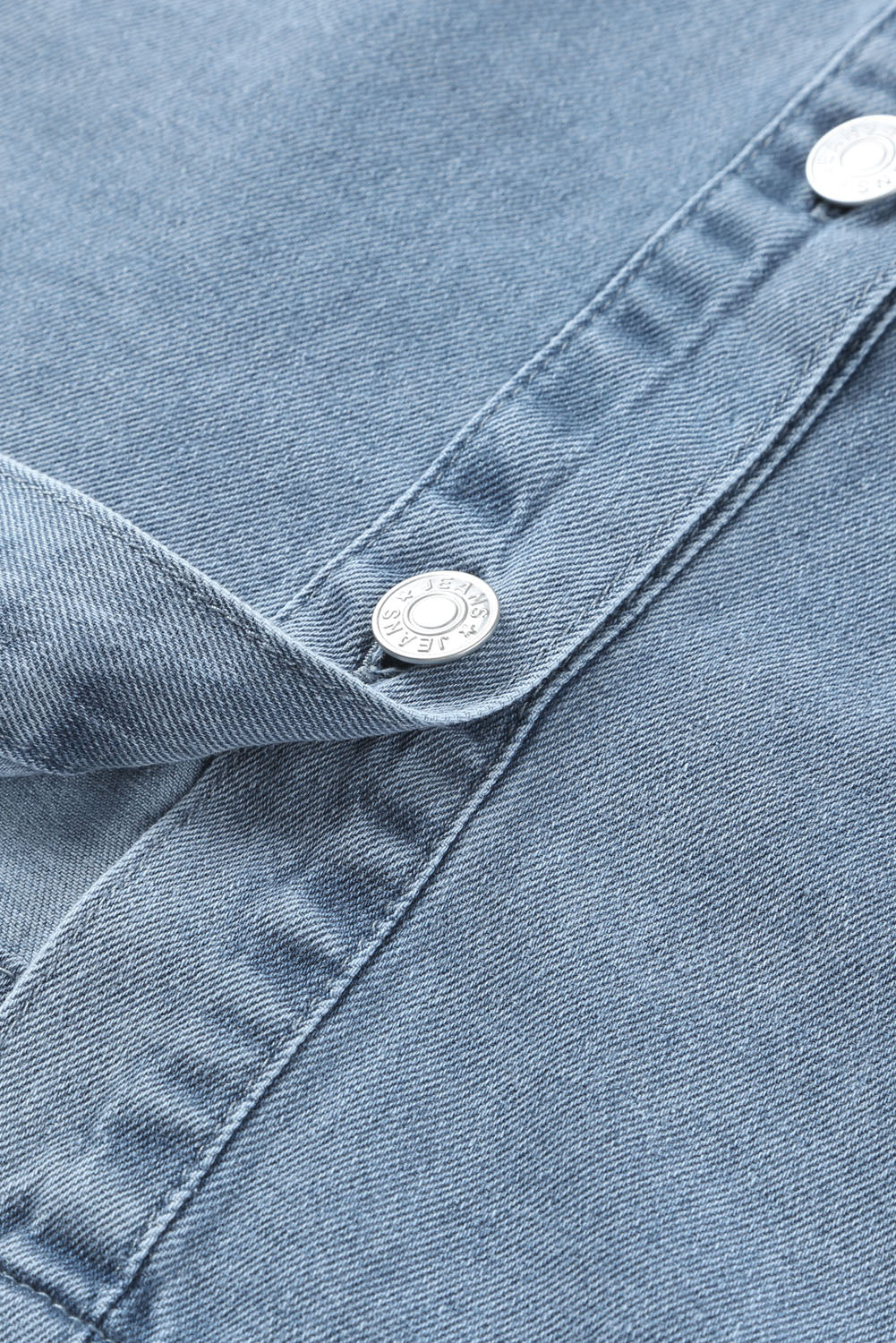 Chique hemelsblauwe denim mini-jurk met lange mouwen met knopen