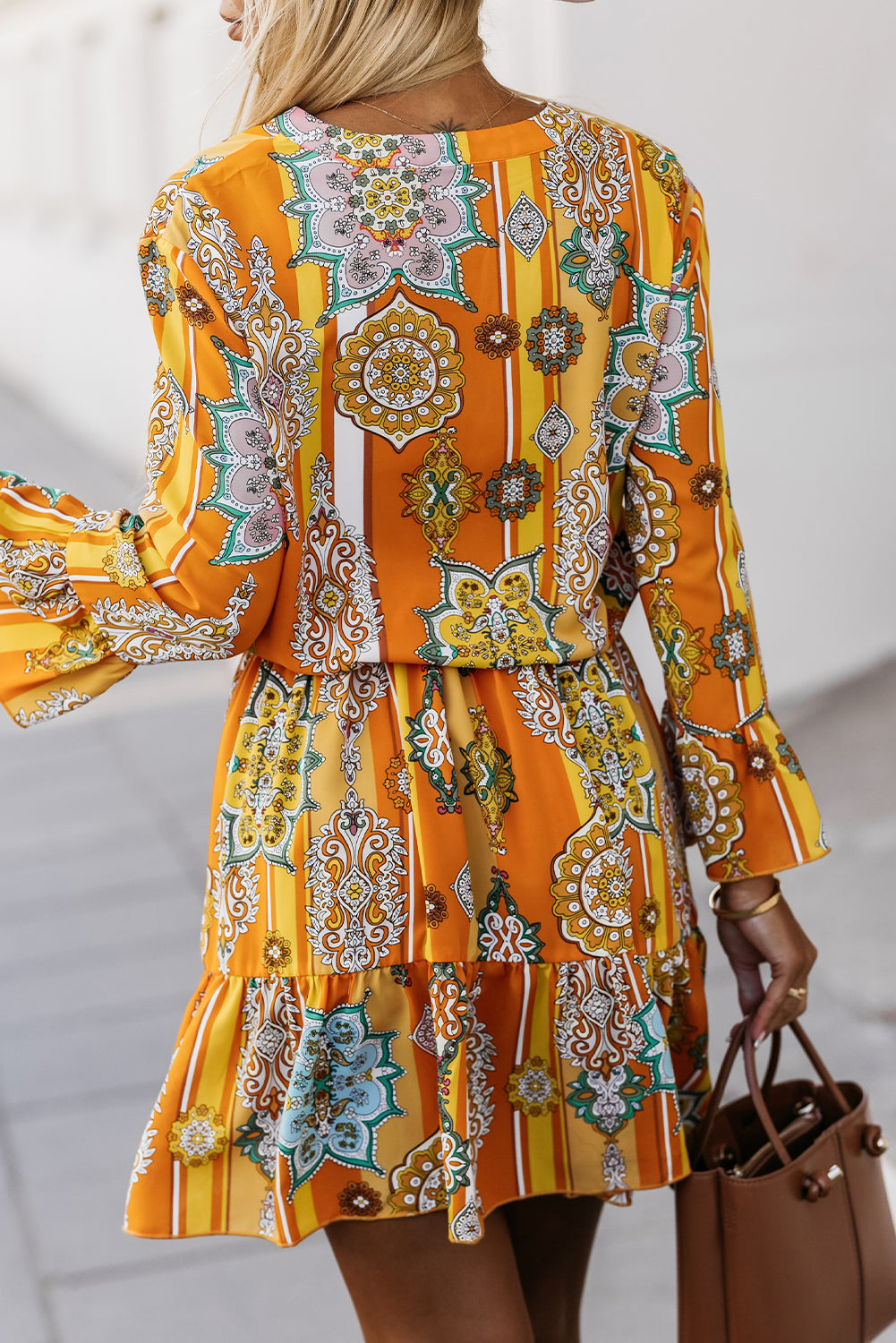 Levendige oranje Boho Chic geometrische print knoop-up mini-jurk met V-hals