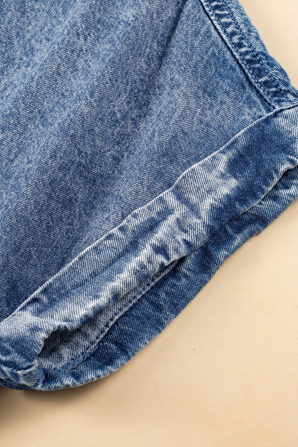 Chique blauwe minerale denimjurk met omgeslagen mouwen en trendy gerafelde zoom