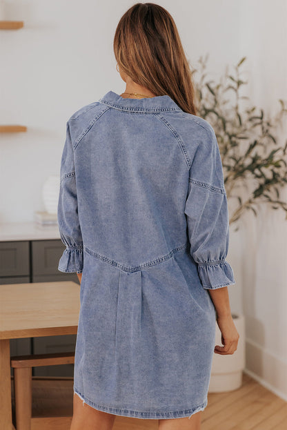 Chique hemelsblauwe denim mini-jurk met lange mouwen met knopen