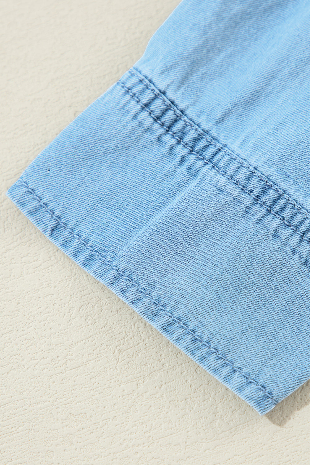 Charmante gerimpelde V-hals denim jurk met knoopdetails