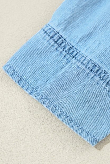 Charmante gerimpelde V-hals denim jurk met knoopdetails