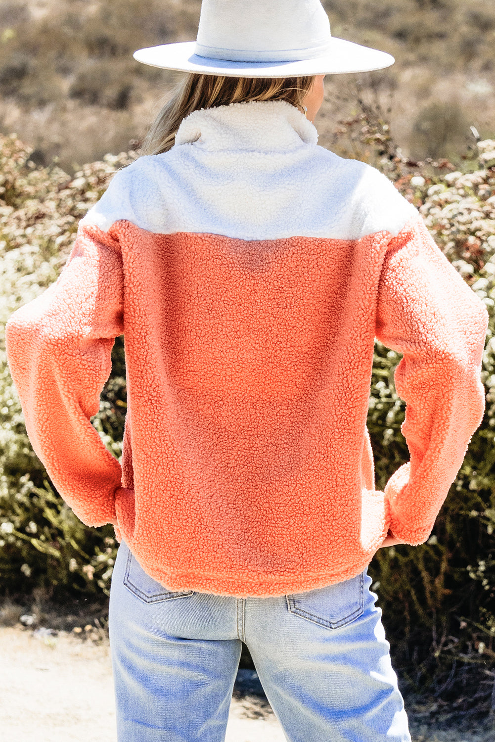 Levendig oranje Sherpa-sweatshirt met kleurblokken en trendy halfritsontwerp