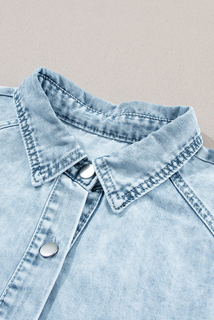 Charmante Beau Blue Mineral Wash Denim Jurk met Geplooide Korte Mouwen en Knoopdetail