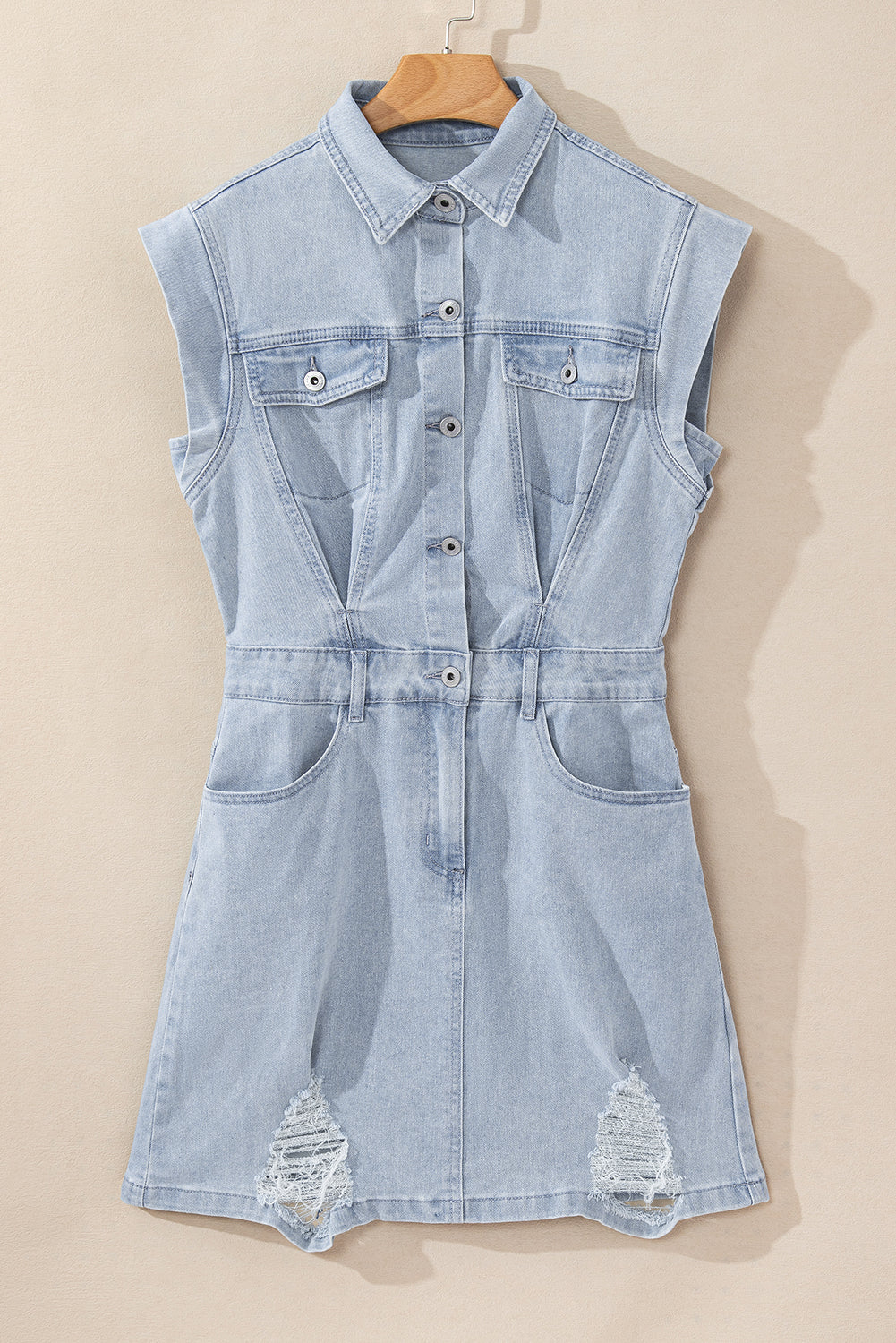 Chique lichtblauwe acid wash gerafelde denimjurk met trendy klepzakken