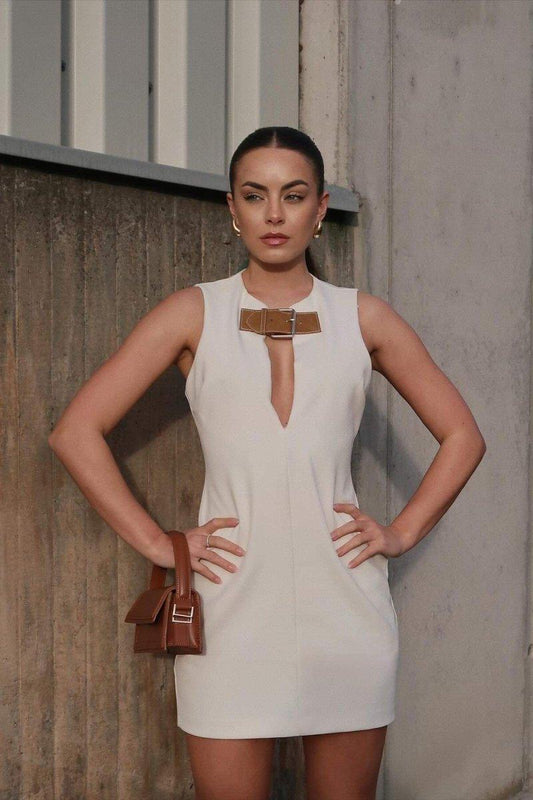 Mona Sleeveless Metal Buckle Dress | White | Evening | Polyester - ZyraLux Kleding en accessoires